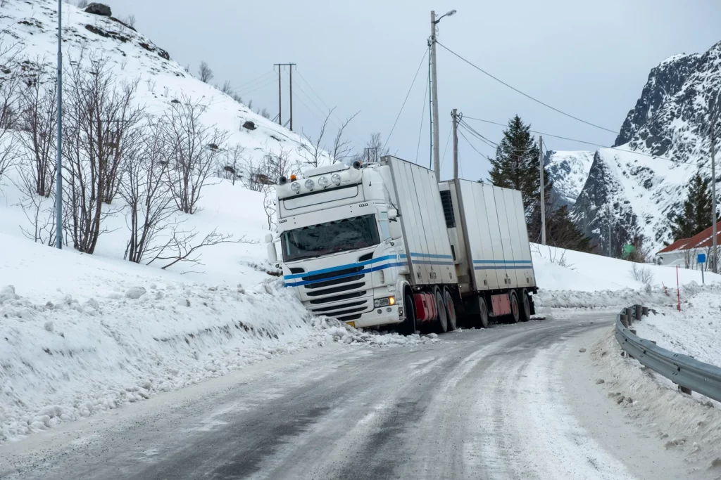 Commercial truck stuck on the side of a snowy road. If you’ve been injured by a commercial vehicle, the Kansas City truck accident attorney at Yonke Law are prepared to fight for you.